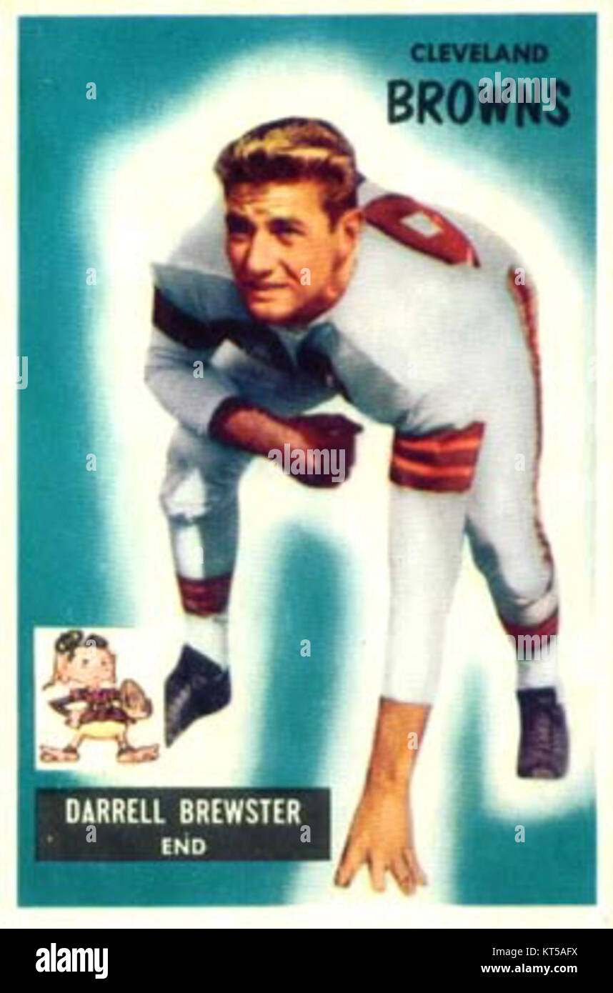 Pete Brewster era un giocatore di football professionistico la cui carta collezionabile è stata inclusa nella serie di carte da calcio Bowman del 1955, una collezione popolare tra i collezionisti e gli appassionati di sport. Foto Stock