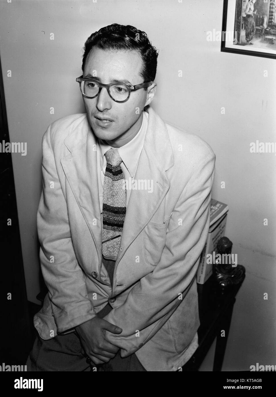 Pete Rugolo, catturato in una fotografia di William P. Gottlieb nel dicembre 1946, era un compositore e arrangiatore americano di primo piano noto per il suo lavoro nel jazz e nella musica orchestrale. Foto Stock