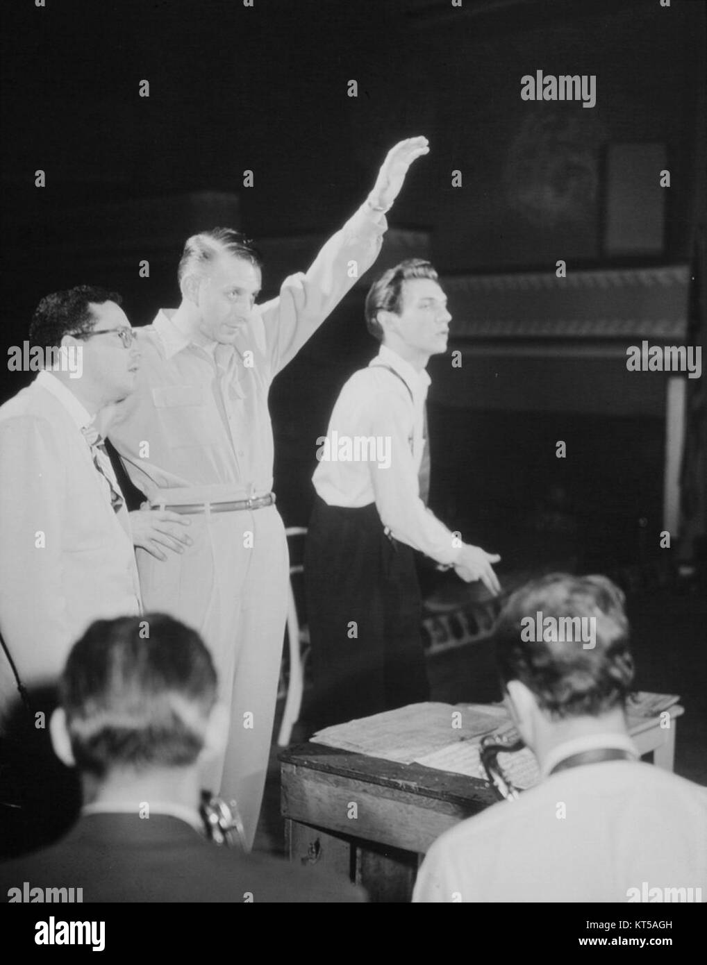 Questa immagine, catturata da William P. Gottlieb, presenta Pete Rugolo, Stan Kenton e Bob Graettinger, figure influenti nella musica jazz alla fine degli anni '1940 La fotografia è un momento storico della scena jazz americana, che cattura figure chiave del genere. Foto Stock