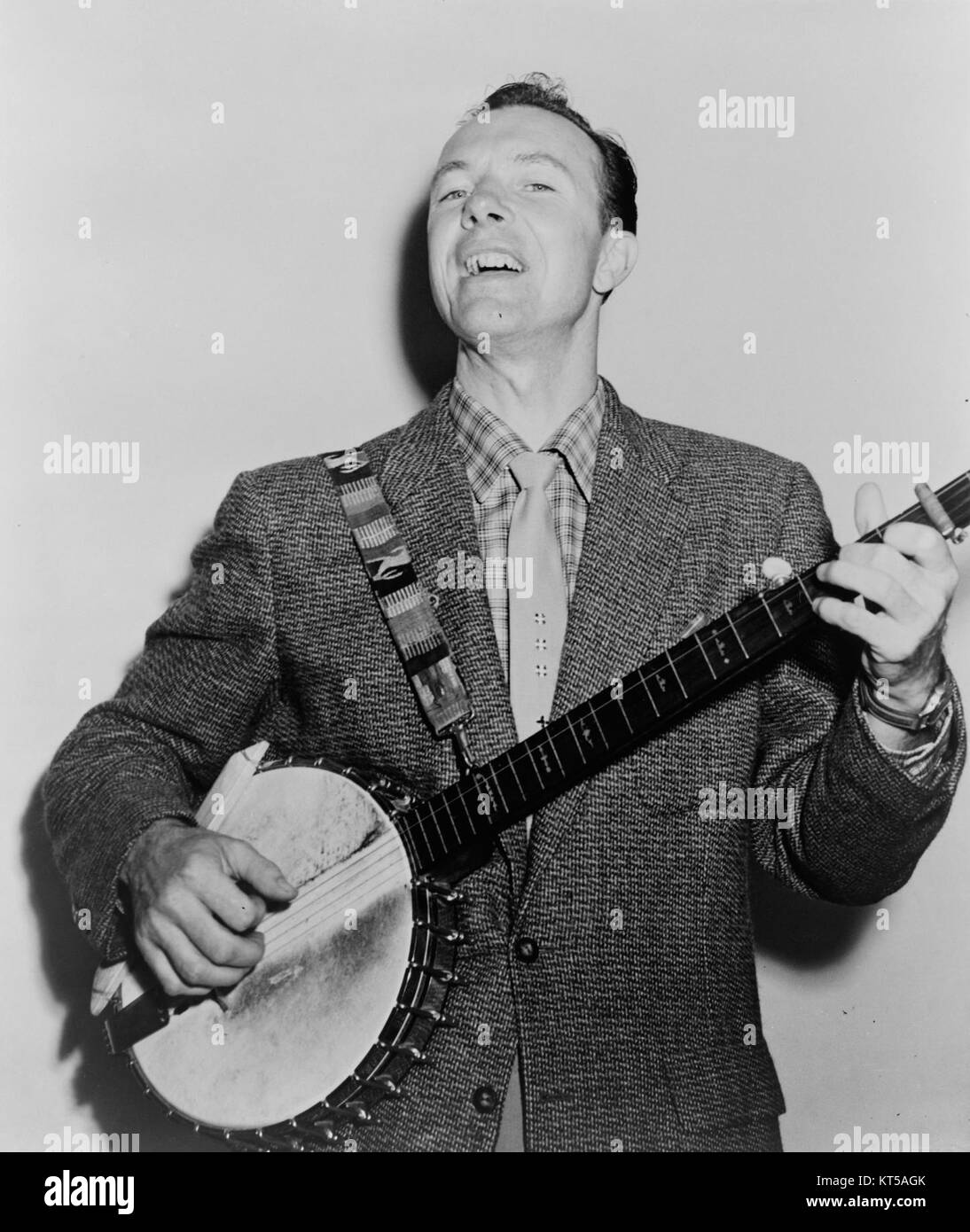 Pete seeger era un influente musicista folk americano e attivista sociale, noto per le sue canzoni che sostenevano il cambiamento sociale. Questa immagine cattura un momento del suo lavoro, riflettendo il suo impatto sulla cultura americana e la sua dedizione alla giustizia e ai diritti civili attraverso la musica. Foto Stock