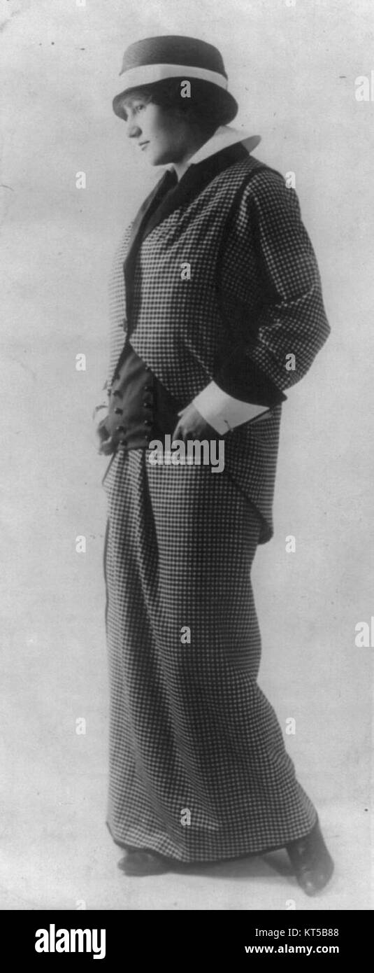 Questo abito a scacchi Poiret è un pezzo iconico della moda dei primi anni del XX secolo, progettato da Paul Poiret, pioniere della moda moderna. Conosciuta per i suoi tagli innovativi e l'uso di motivi geometrici, la tuta esemplifica il ruolo di Poiret nel rimodellare la moda femminile negli anni '1910 Foto Stock