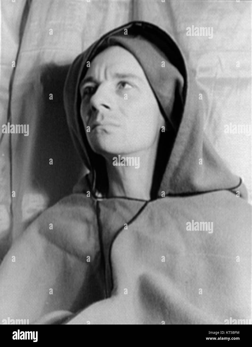 Questo ritratto, catturato da Carl Van Vechten, presenta il famoso attore John Gielgud. L'immagine è una famosa rappresentazione di Gielgud, che mostra il suo aspetto distinto. Foto Stock