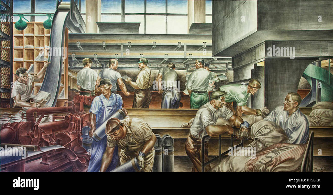 Questa fotografia cattura l'interno di una storica sala di lavoro di un ufficio postale, mostrando lo spazio di lavoro in cui venivano svolte le operazioni postali, riflettendo l'evoluzione dei sistemi di gestione della posta nei tempi precedenti. Foto Stock