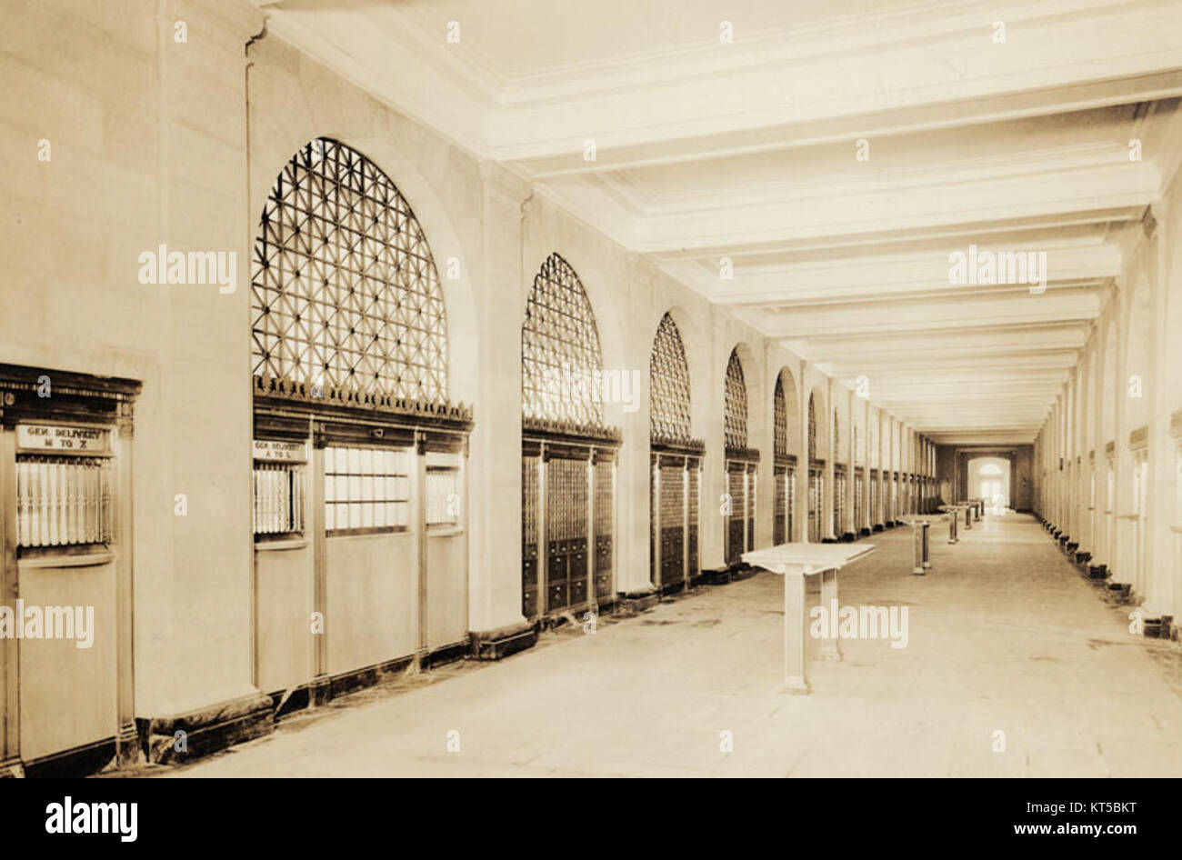 Questa immagine storica mostra la lobby della U.S. Post Office Court House e Custom House, ora conosciuta come Gene Snyder U.S. Courthouse and Custom House, nel novembre 1932. L'architettura riflette il design dei primi anni del XX secolo e la funzione governativa. Foto Stock
