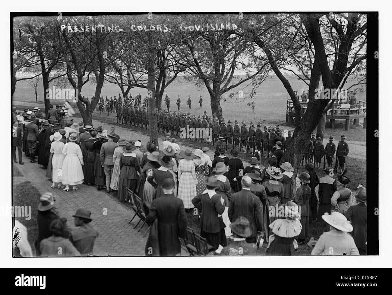 La foto del 1915 intitolata "Presenting Colors" di Governor's Island raffigura un evento cerimoniale con una mostra di bandiere e colori, che mostra un momento importante nella storia americana. Foto Stock