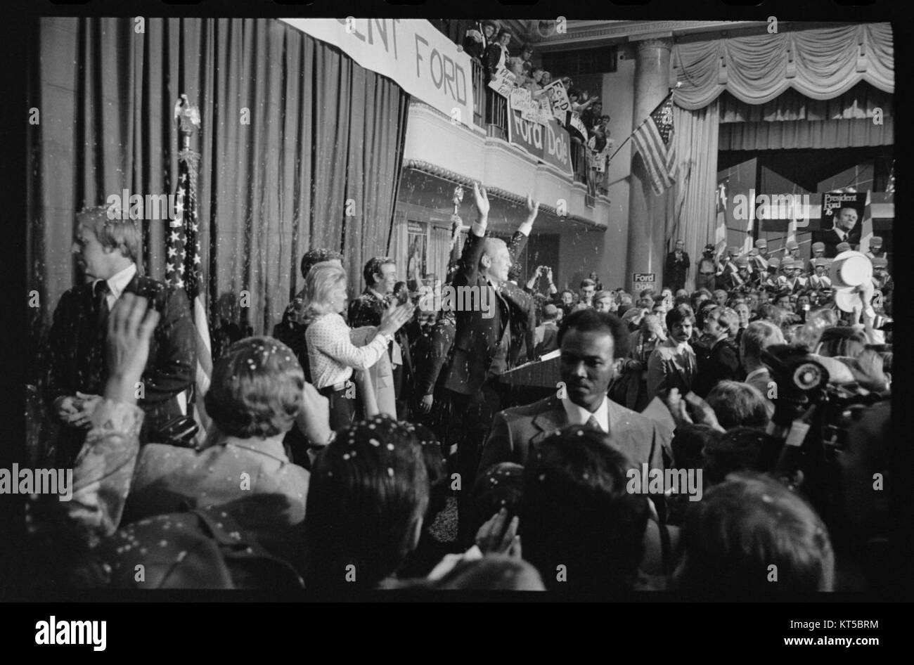 Il presidente Gerald Ford è visto salutare i sostenitori al primo dibattito presidenziale con Jimmy Carter a Philadelphia, Pennsylvania. L'evento ha segnato un momento cruciale nella campagna presidenziale del 1976 tra i due candidati. Foto Stock