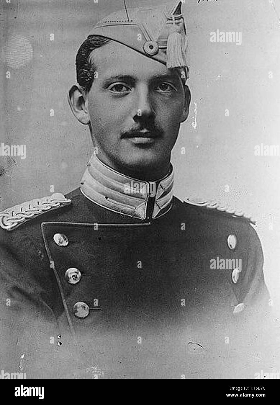 Il principe Aage, conte di Rosenborg (1887–1940), fu un principe danese e ufficiale della legione straniera francese. Nato a Copenaghen, era il figlio maggiore del principe Valdemaro di Danimarca e della principessa Maria d'Orléans. Nel 1922 si unì alla Legione straniera francese, prestando servizio in Marocco e guadagnandosi la Croix de Guerre. Morì nel 1940 per pleurite ed è sepolto in Francia. Foto Stock Il principe Aage, conte di Rosenborg (1887–1940), fu un principe danese e ufficiale della legione straniera francese. Nato a Copenaghen, era il figlio maggiore del principe Valdemaro di Danimarca e della principessa Maria d'Orléans. Nel 1922 si unì alla Legione straniera francese, prestando servizio in Marocco e guadagnandosi la Croix de Guerre. Morì nel 1940 per pleurite ed è sepolto in Francia. Foto Stock