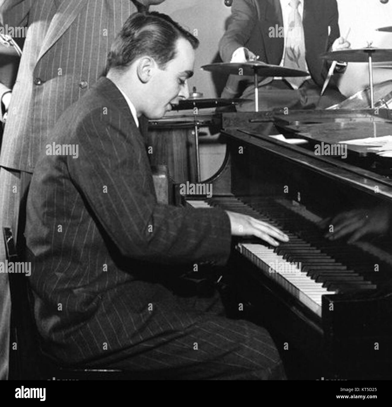 Ralph Burns, una figura notevole del jazz, è catturato in questa fotografia scattata da William P. Gottlieb, un famoso fotografo jazz. Burns era un noto arrangiatore e compositore nella scena jazz del XX secolo. Foto Stock