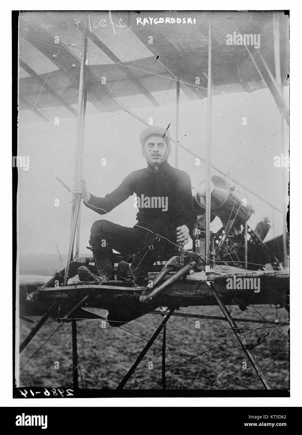 Questa immagine mostra un'opera di Raygorodski, un artista noto per i suoi contributi all'arte del XX secolo. Il pezzo è una rappresentazione di arte astratta, che mostra tecniche moderniste e uno stile visivo unico. Foto Stock