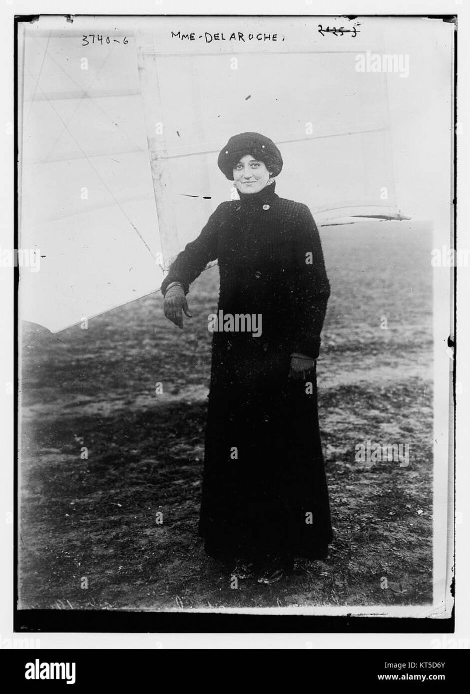 Raymonde de Laroche è stata una pioniera aviatrice francese, nota per essere diventata la prima donna a ricevere una licenza di pilota. Ha raggiunto diverse pietre miliari dell'aviazione durante l'inizio del XX secolo prima della sua tragica morte nel 1919. Questa immagine del 1915 circa la cattura in un momento della sua carriera aeronautica. Foto Stock
