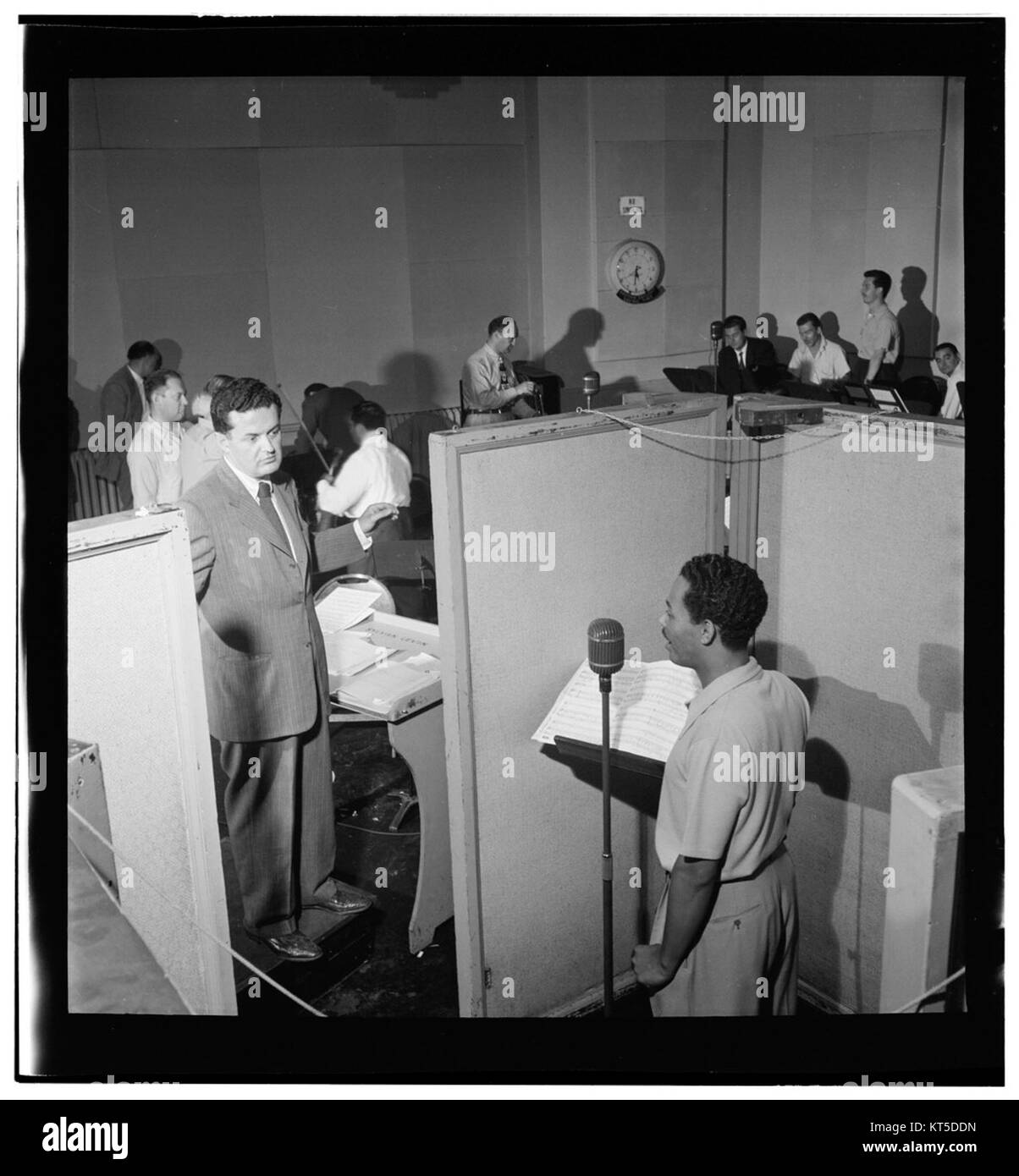 Questa fotografia cattura il famoso cantante jazz americano Billy Eckstine e il famoso arrangiatore e direttore d'orchestra Nelson Riddle in un ritratto scattato tra il 1946 e il 1948 a New York. Foto Stock
