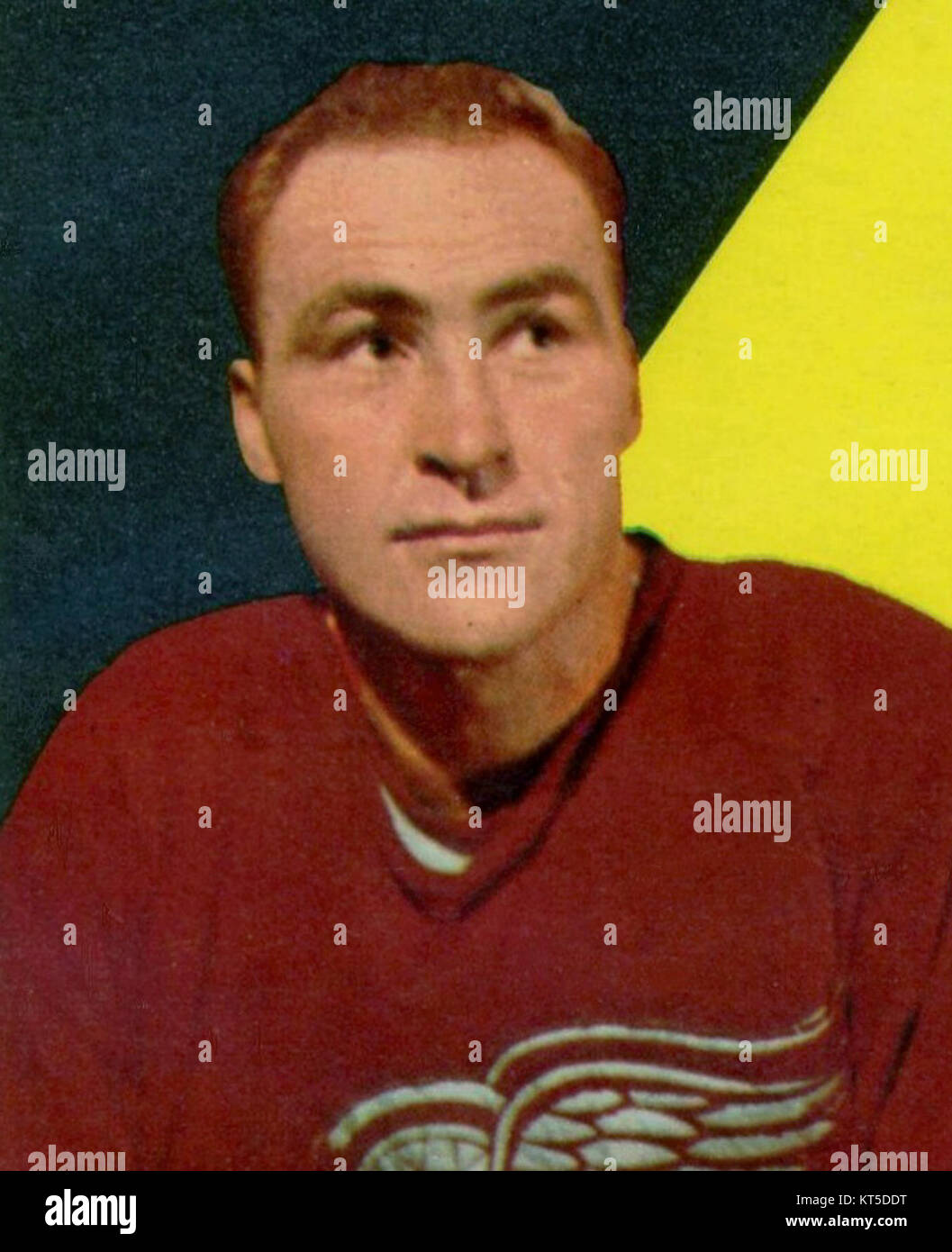 Una carta collezionabile 1958 Topps con Leonard Patrick "Red" Kelly, giocatore di hockey professionista canadese e allenatore. Kelly giocò per i Toronto Maple Leafs e i Detroit Red Wings, vincendo più Stanley Cup. Fu anche membro liberale del Parlamento per York West dal 1962 al 1965. Foto Stock
