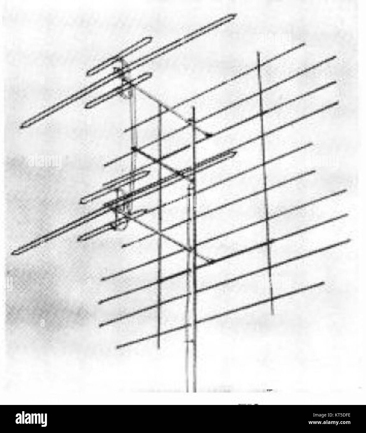 Un'antenna televisiva VHF a matrice riflettente del 1954 rappresenta la prima tecnologia televisiva utilizzata per la trasmissione nella gamma Very High Frequency. Tali antenne sono state fondamentali nello sviluppo della ricezione televisiva durante quell'epoca. Foto Stock
