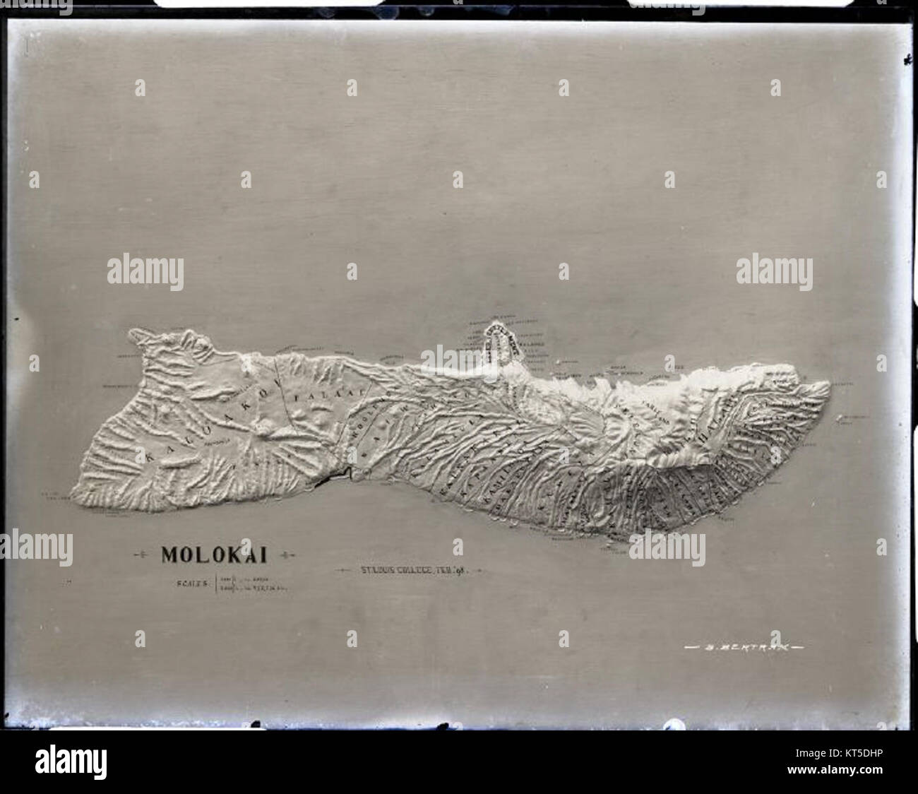 La Relief Map di Molokai, fotografata da fratello Bertram, mostra la topografia dell'isola in un formato tridimensionale. La mappa evidenzia le caratteristiche naturali dell'isola e fornisce una prospettiva unica sulla sua struttura geografica e sui suoi monumenti. Foto Stock
