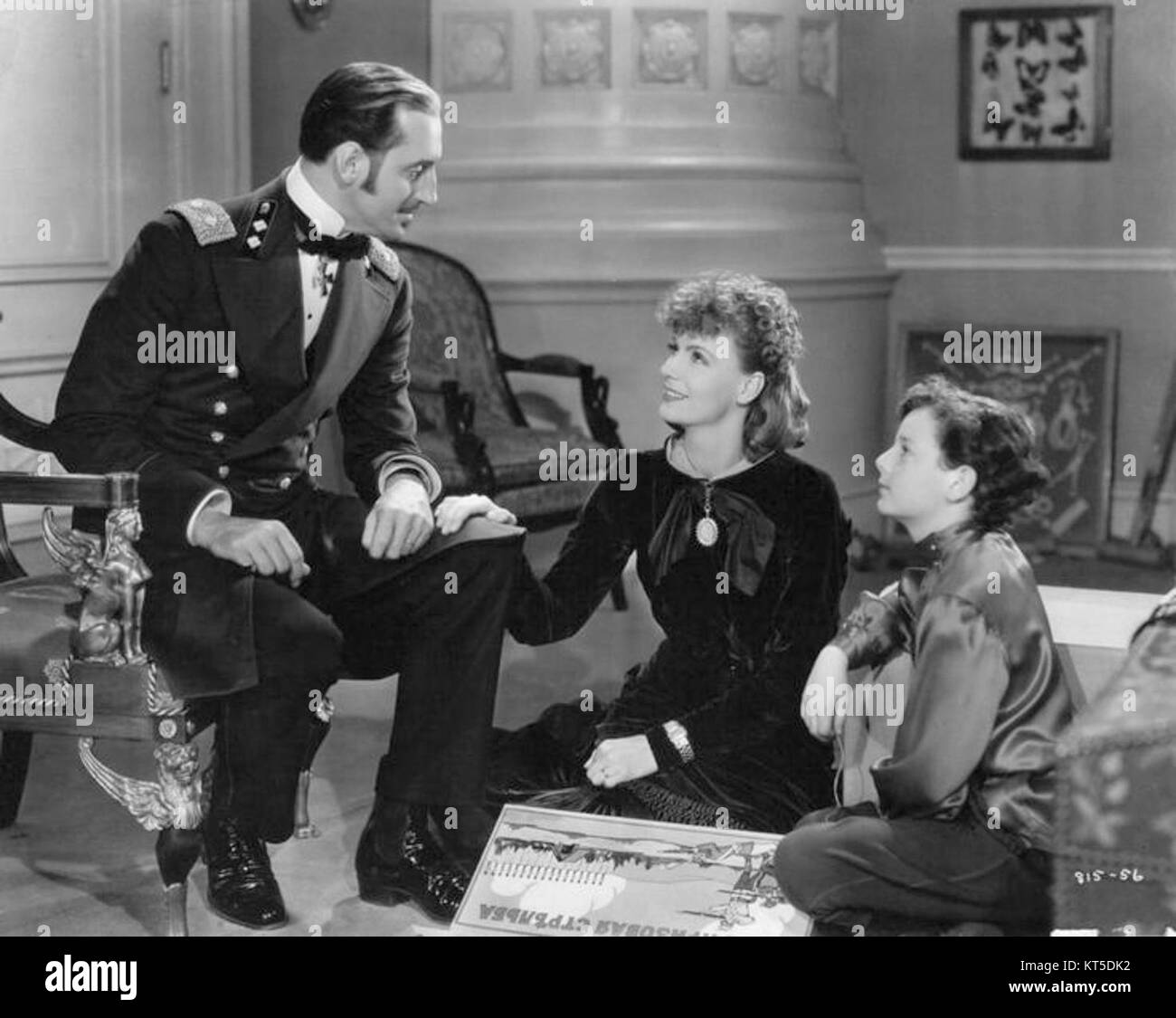 Un'immagine tratta dall'adattamento cinematografico del 1935 del romanzo di Leo Tolstoy "Anna Karenina". Questa versione cinematografica presenta un ritratto classico della tragica storia di Anna, coinvolta in una distruttiva storia d'amore nella società russa. Foto Stock