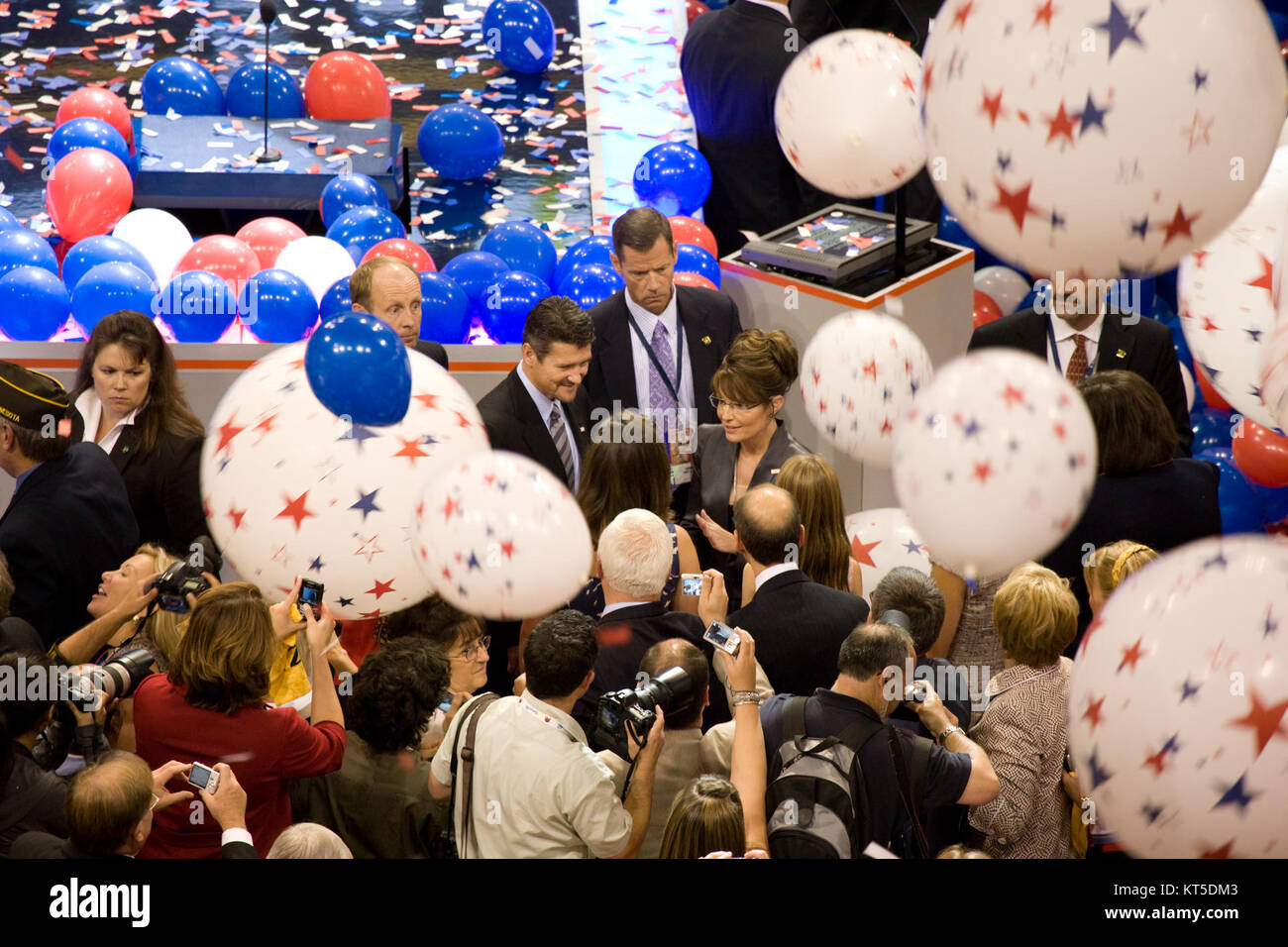 Questa immagine cattura la candidata vicepresidente Sarah Palin e suo marito Todd Palin che salutano la folla alla Convention nazionale repubblicana del 2008 tenutasi presso l'Xcel Energy Center di St. Paul, Minnesota. L'evento ha segnato un momento significativo nella storia politica degli Stati Uniti. Foto Stock