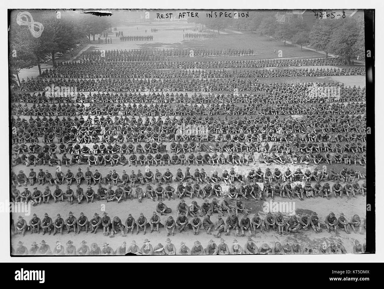 Questa immagine raffigura un momento di riposo dopo un'ispezione, catturando l'atmosfera calma e riflessiva della scena. È probabile che rappresenti una pausa in un processo o un'attività importante. Foto Stock
