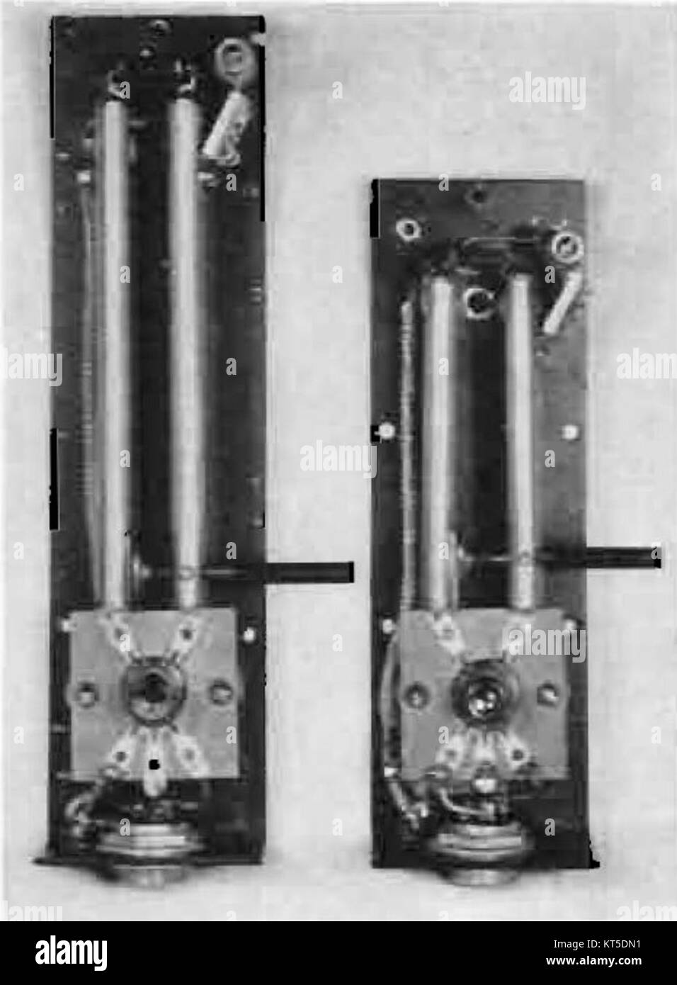 Questo diagramma tecnico del 1938 illustra il concetto di stub risonanti utilizzati nei ricetrasmettitori UHF, un componente vitale nella tecnologia a radiofrequenza e nei sistemi di comunicazione. Foto Stock