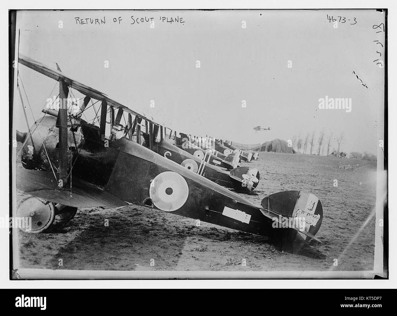 Il ritorno dell'aereo da ricognizione in questo evento storico segna un momento significativo nella storia dell'aviazione, riflettendo il suo ruolo nella ricognizione e nella strategia militare. Foto Stock
