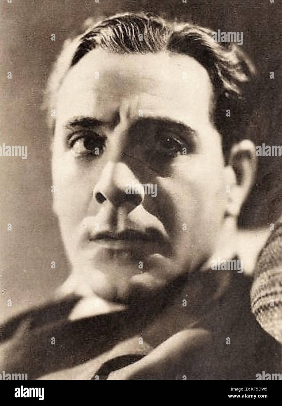 Ricardo Cortez, un attore rinomato, appare in un nuovo film, aggiungendo un altro progetto notevole alla sua illustre carriera di attore. Foto Stock