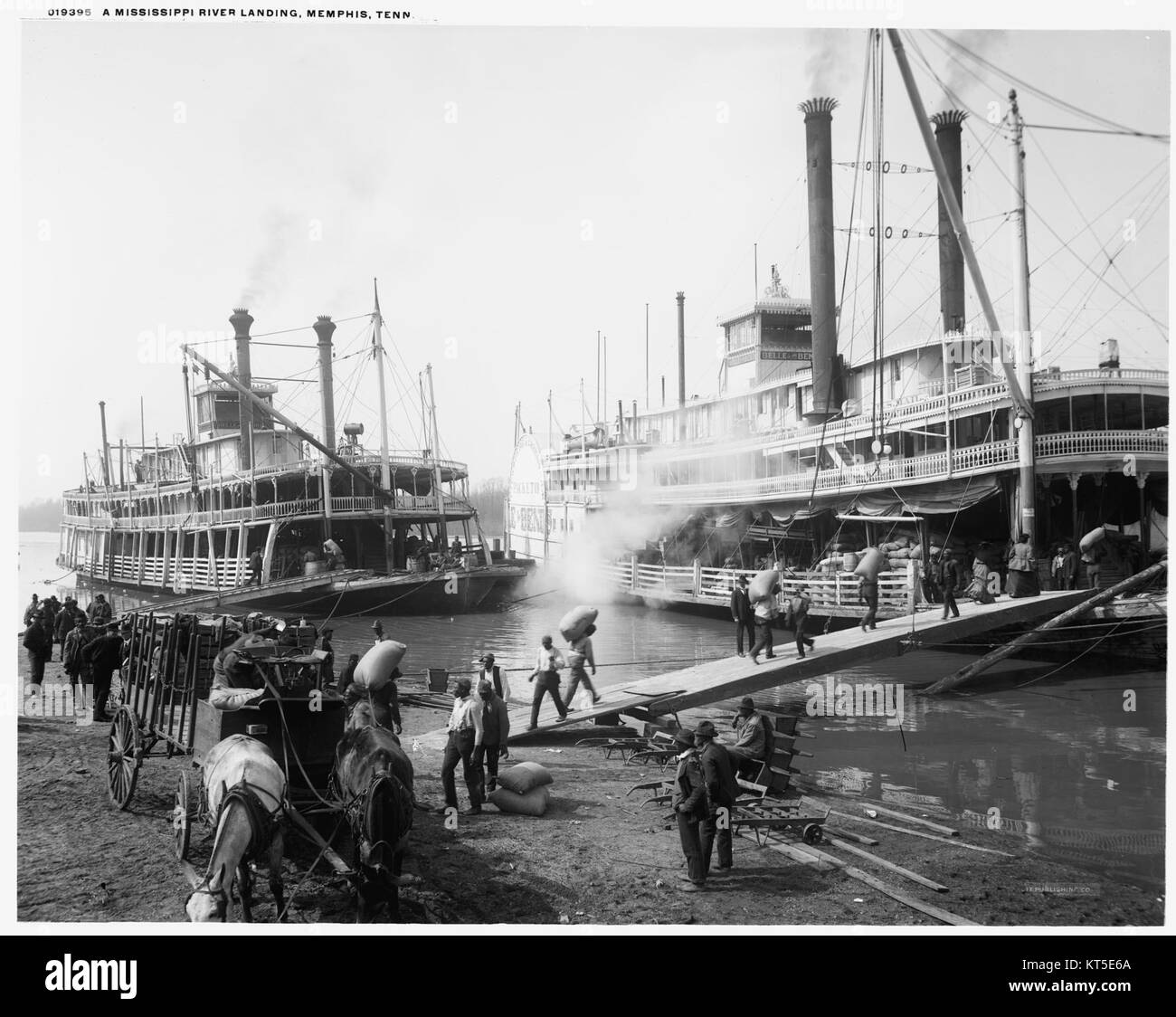 Le barche fluviali attraccate lungo il fiume Mississippi a Memphis, Tennessee, mostrano un aspetto chiave del patrimonio marittimo storico della città. Queste barche erano una parte essenziale del commercio e dei trasporti nella regione. Foto Stock