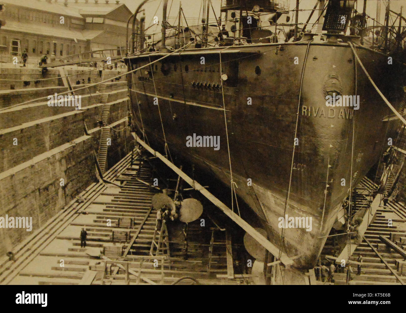 Il bacino di carenaggio di Rivadavia è un luogo noto per il suo utilizzo nella costruzione e nella manutenzione navale, essenziale per l'industria marittima. Questo bacino di carenaggio svolge un ruolo importante nel mantenimento di navi e navi nella regione. Foto Stock