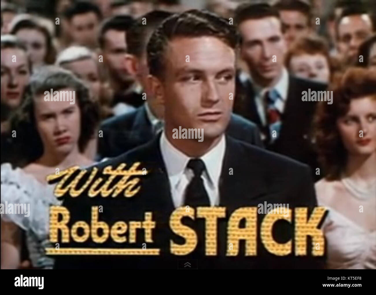 Robert Stack è protagonista del film del 1948 "A Date with Judy", una commedia romantica che esplora le divertenti complicazioni dell'amore adolescente. Il film presenta un cast di personaggi giovanili ed evidenzia la performance di Stack in un ruolo spensierato. Foto Stock