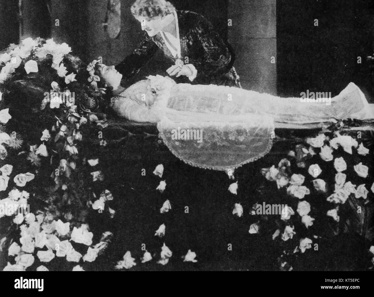 Questo film, "Romeo e Giulietta", fa parte degli adattamenti classici dell'era del cinema muto del lavoro di Shakespeare, enfatizzando la narrazione visiva in assenza di suono. Foto Stock