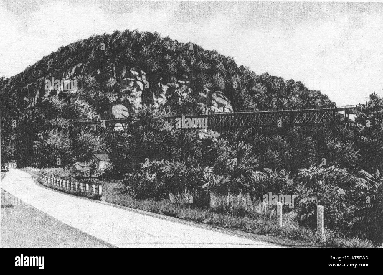 Il Rosendale Railroad Bridge attraversa il Rondout Creek a New York, collegando il villaggio di Rosendale con il resto della regione. Il monte Joppenbergh è visibile sullo sfondo e offre una vista panoramica della zona. Foto Stock