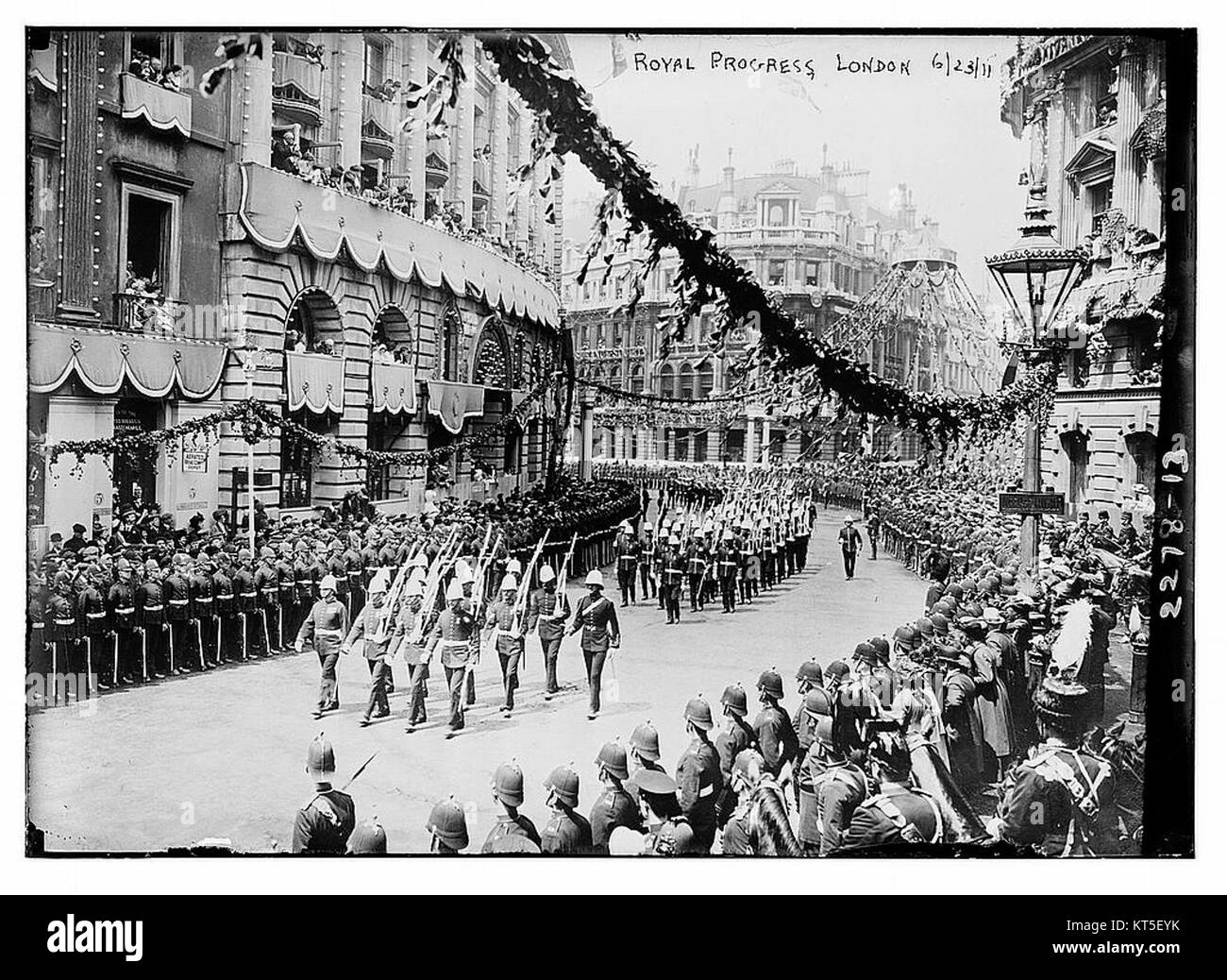 Una fotografia che cattura il Royal Progress a Londra, giugno 1911, un evento cerimoniale che segna il movimento della monarchia britannica per le strade di Londra. L'immagine riflette la grandezza dell'evento e il suo significato nella storia reale britannica. Foto Stock