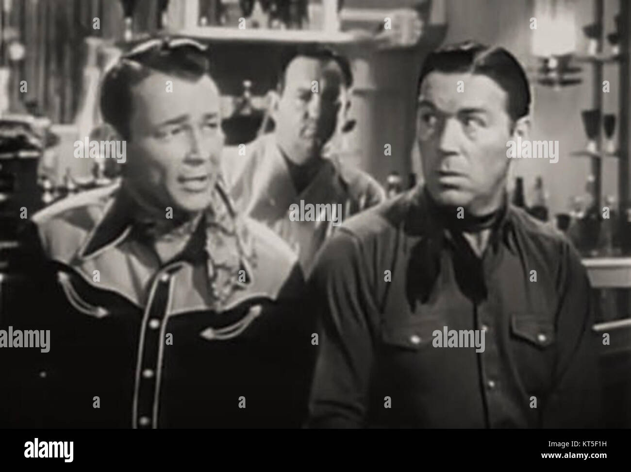 Questa immagine vede Roy Rogers e William Haade in una scena del film *la rosa gialla del Texas*, un film WESTERN del 1944. Il film mostra Rogers come un eroe cowboy in una storia ambientata durante la frontiera americana. Foto Stock