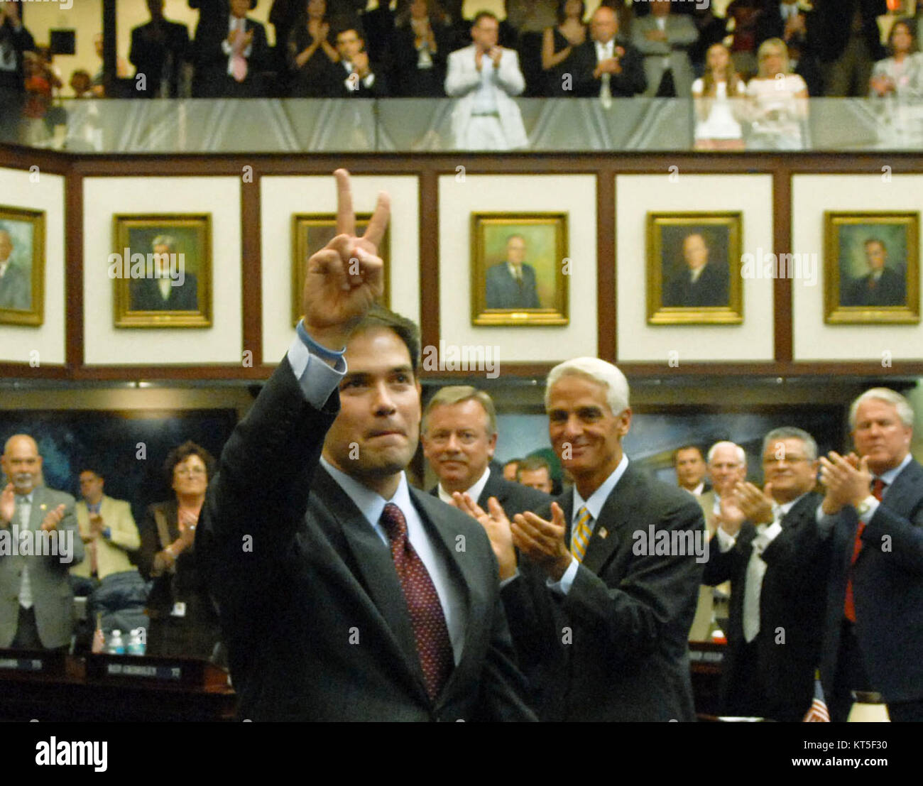 Questa immagine cattura il senatore Marco Rubio che dà un gesto "V per la Vittoria" vicino alla campagna di Crist durante un evento politico. Riflette il clima politico e l'impegno durante la sua campagna. Foto Stock