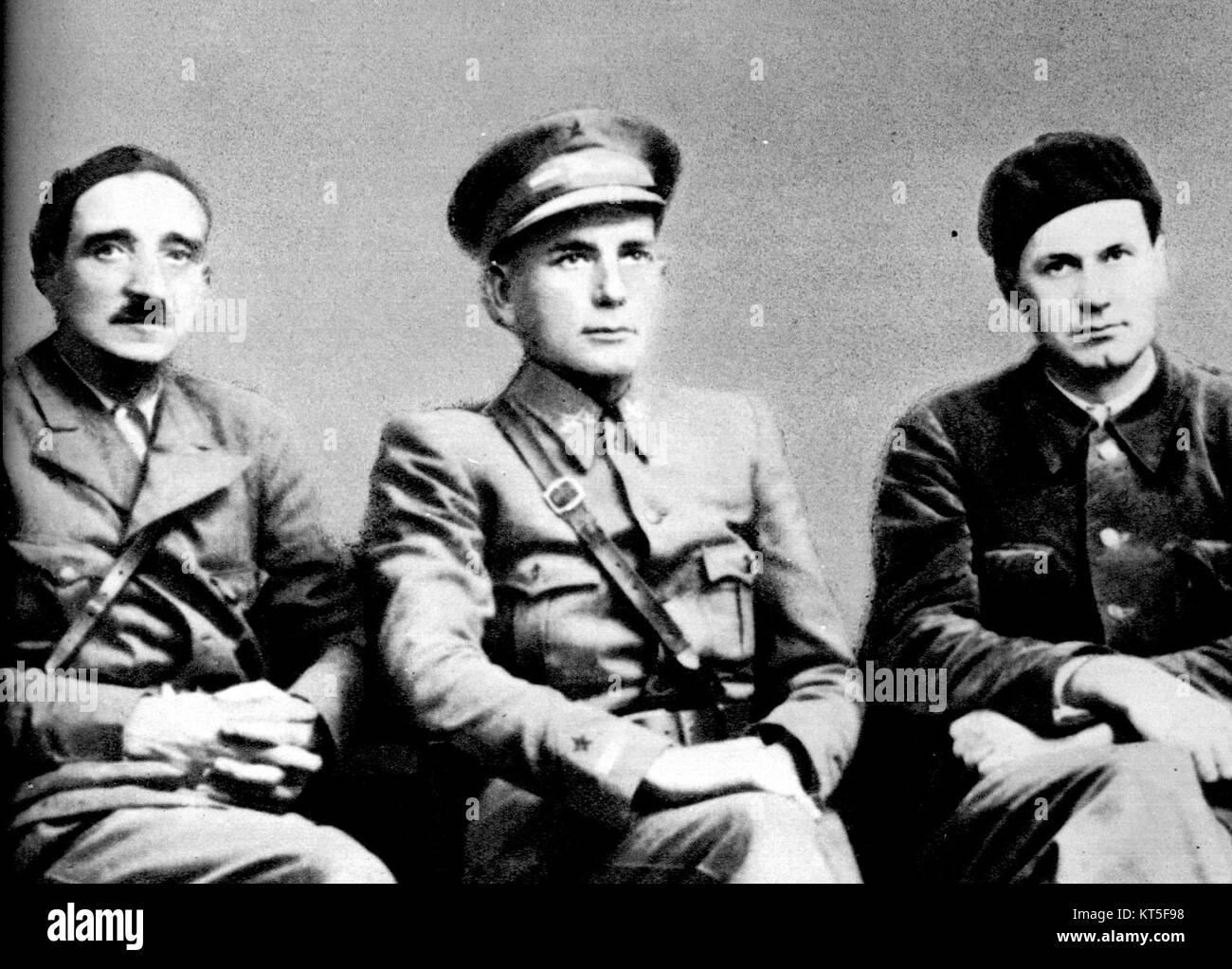 Una fotografia del 1937 che mostra i leader del Partito Comunista di Jugoslavia (KPJ) a Madrid. Questa immagine cattura un momento chiave nella storia politica del partito durante la guerra civile spagnola, sottolineando il loro coinvolgimento nella politica internazionale. Foto Stock