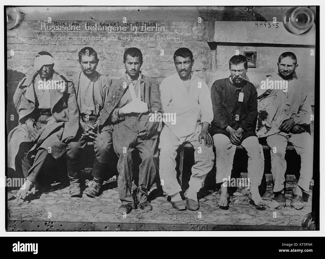 Questa fotografia del dopoguerra raffigura i prigionieri russi a Berlino, un momento toccante dopo la guerra. L'immagine evidenzia le difficili condizioni in cui si trovano i prigionieri di guerra in questo periodo e riflette il più ampio contesto del coinvolgimento sovietico nell'Europa del dopoguerra. Foto Stock