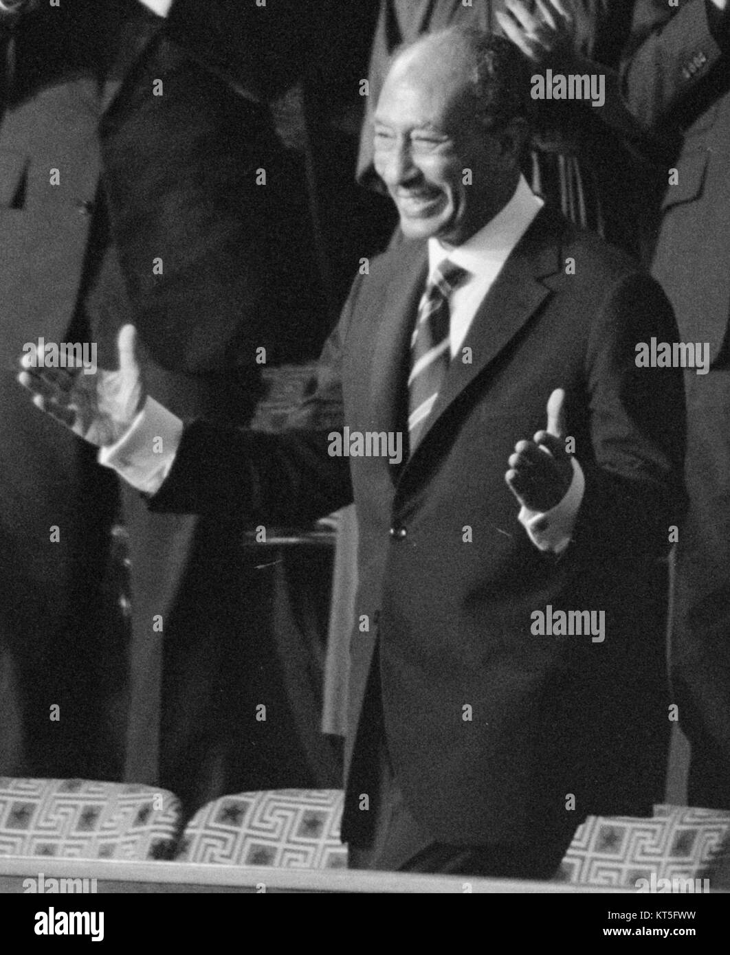 Un'immagine del presidente egiziano Anwar Sadat che si rivolge ad una sessione congiunta del Congresso degli Stati Uniti, segnando un momento chiave nella diplomazia mediorientale durante gli anni '1970 Foto Stock