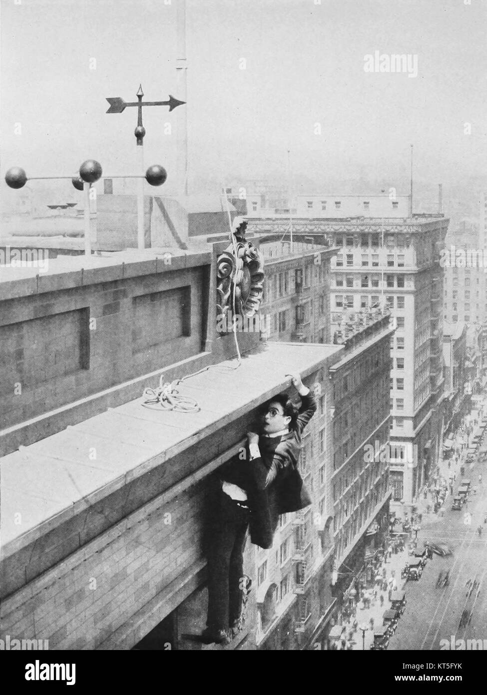 Safety Last è un famoso film muto diretto da Fred C. Newmeyer e Sam Taylor, con Harold Lloyd. Si tratta di un notevole esempio di cinema comico, con l'iconica scena di Lloyd appeso a un quadrante dell'orologio. Foto Stock