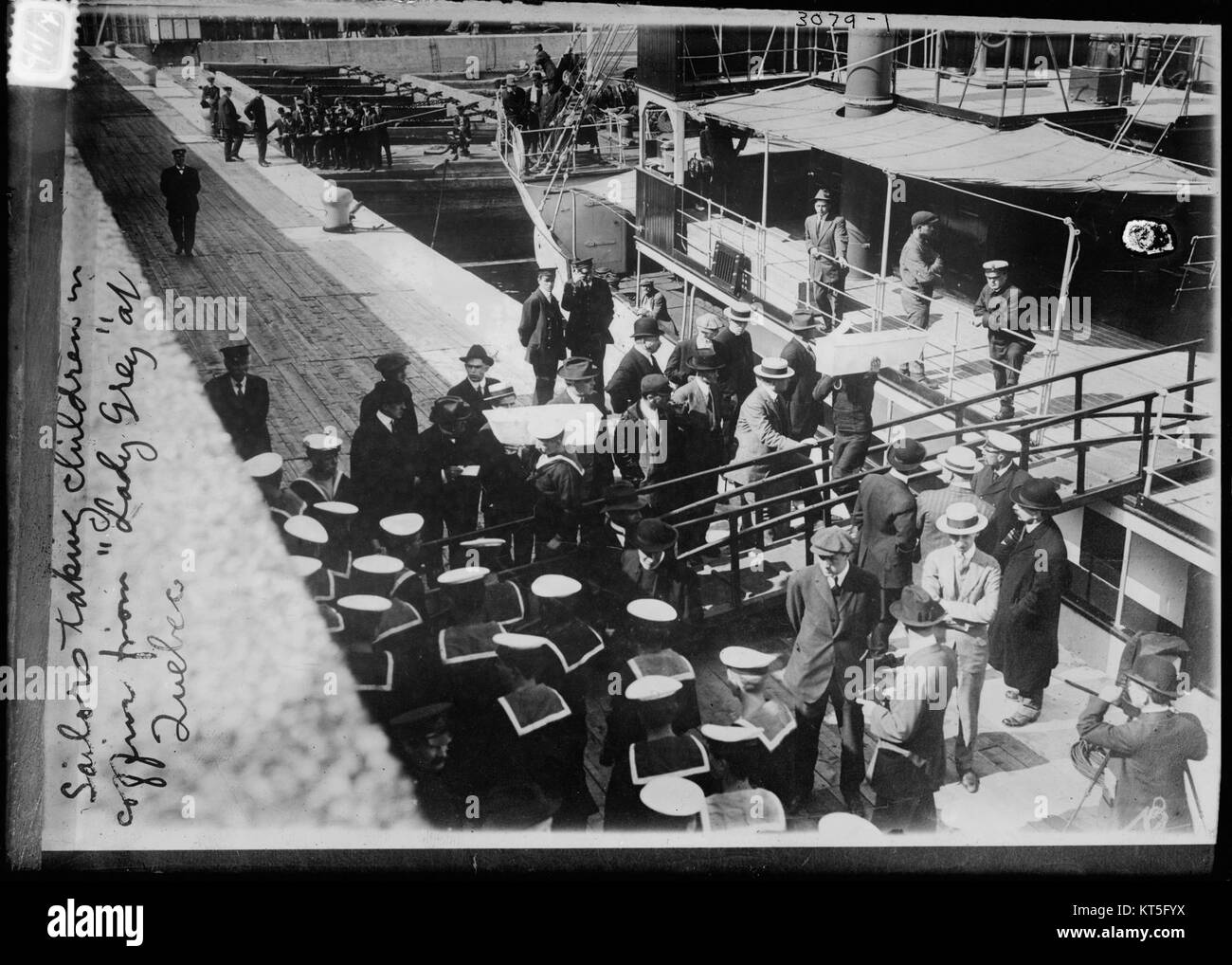 Questa immagine raffigura i marinai che scaricano le bare dei bambini dalla nave LADY GREY in Quebec. L'evento segna un momento cupo nella storia del trasporto marittimo e delle lotte dei bambini in transito. Foto Stock