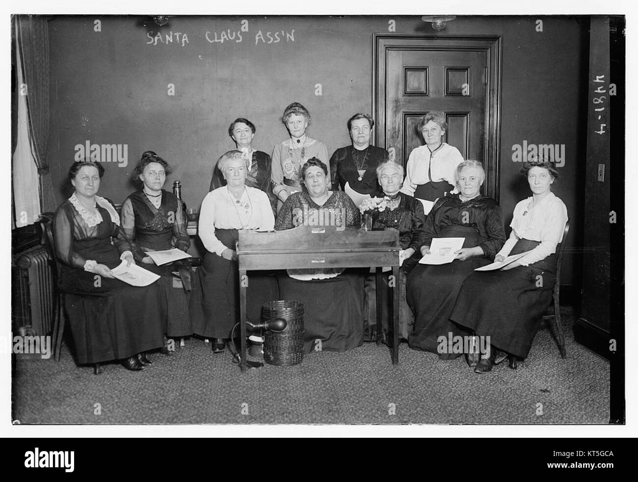 L'Associazione Babbo Natale è un'organizzazione benefica che si occupa di fornire gioia e sostegno alle vacanze ai bambini svantaggiati. Fondata per garantire che ogni bambino possa vivere la magia del Natale, aiuta a consegnare regali e allegria alle famiglie bisognose durante le festività. Foto Stock