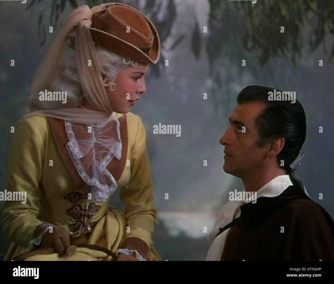 Trailer del film del 1952 Scaramouche, diretto da George Sidney e interpretato da Stewart Granger, Eleanor Parker e Janet Leigh. Il film è un'avventura storica ambientata nella Francia del XVIII secolo, che segue un uomo in cerca di vendetta durante la Rivoluzione francese. Foto Stock