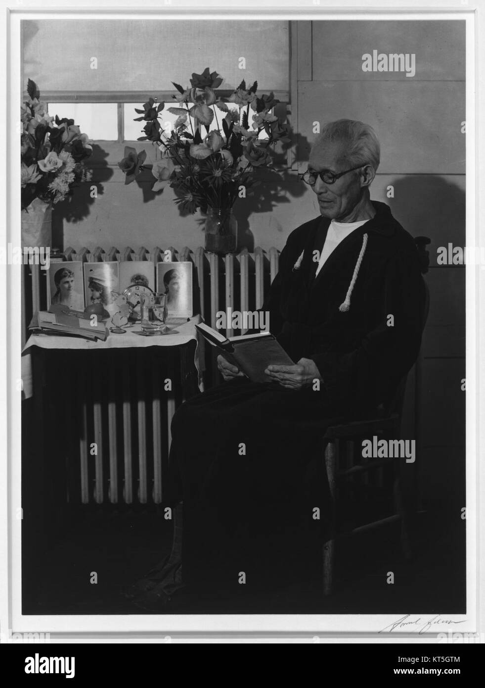 Questa immagine di Ansel Adams mostra Harry Sumida in un ospedale presso il Manzanar Relocation Center, un sito significativo durante l'internamento dei giapponesi americani nella seconda guerra mondiale Foto Stock