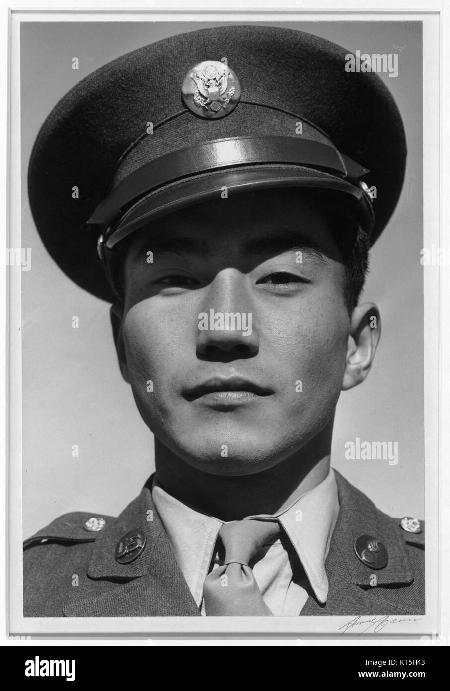 Ansel Adams catturò il caporale Jimmie Shohara al Manzanar Relocation Center durante la seconda guerra mondiale. La fotografia ritrae l'impatto personale dell'internamento sui giapponesi americani durante la guerra. Foto Stock