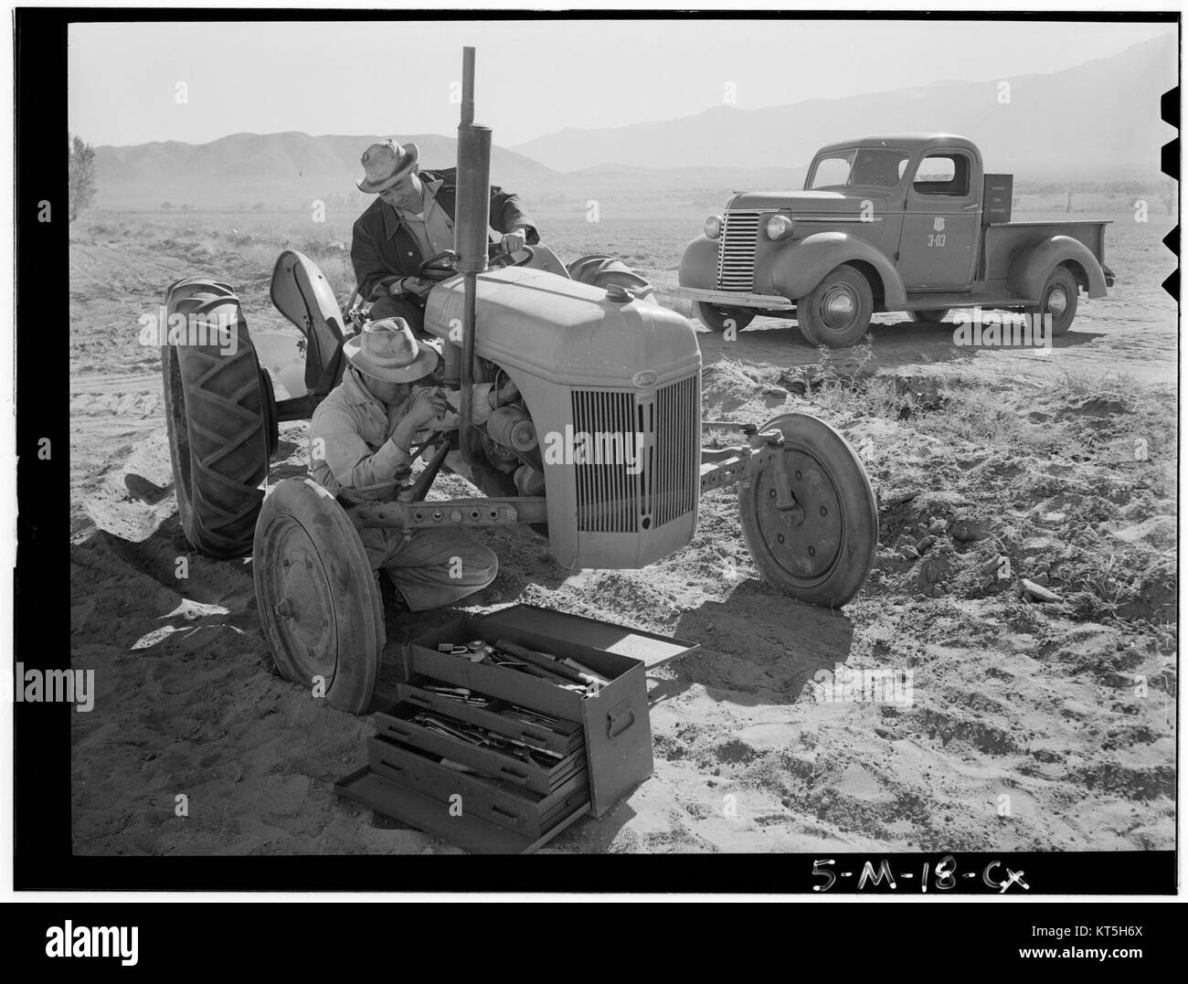 Ansel Adams Manzanar - riparazione del trattore- Driver Benji Iguchi, meccanico Henr - LOC ppprs-00120 Foto Stock