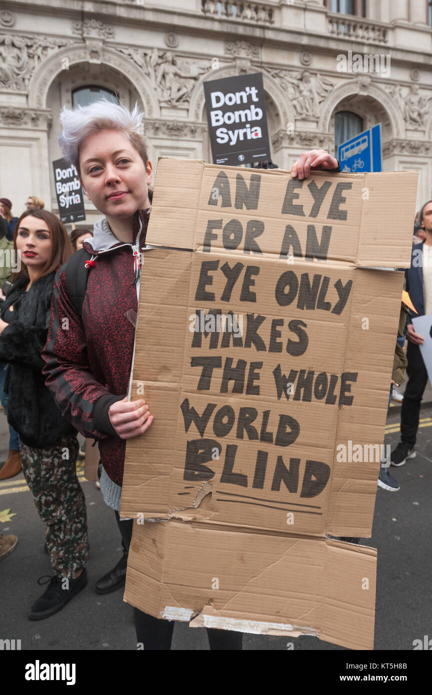 Non bombardare la Siria manifestanti blocco Whitehall in segno di protesta. Una donna che tiene un poster "occhio per occhio rende cieco il mondo intero". Foto Stock