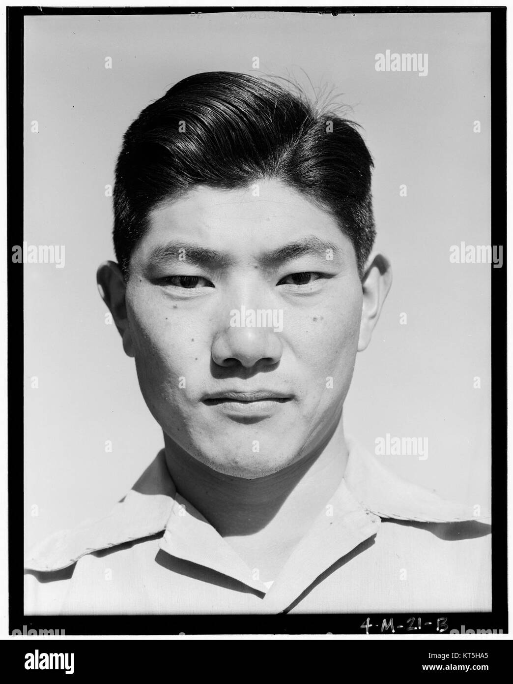 Il fotografo Ansel Adams ha catturato Henry Hanawa, un meccanico al Manzanar Relocation Center durante la seconda guerra mondiale. Questa foto mette in evidenza la vita e il lavoro degli internati nippo-americani durante la guerra. Foto Stock
