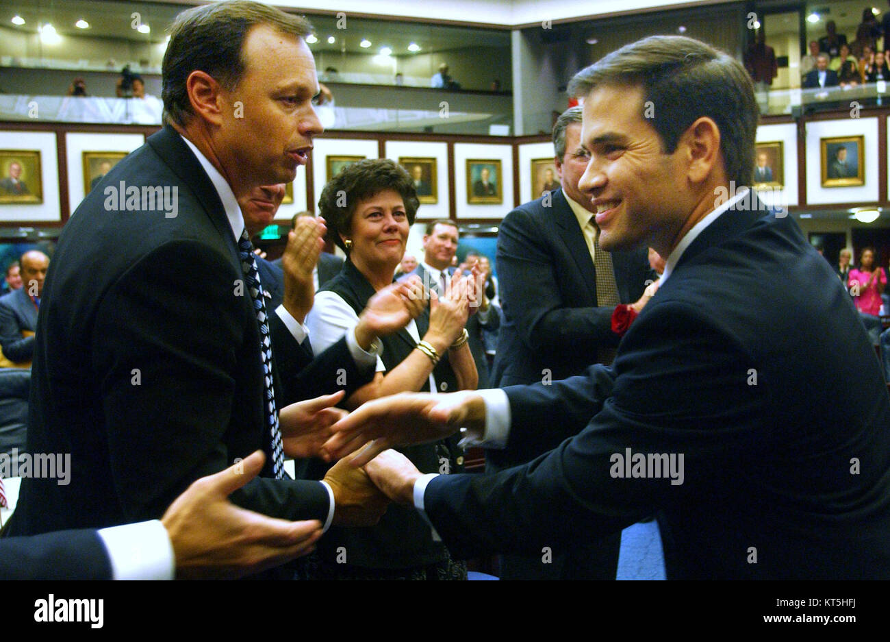 Il presidente del Senato Tom Lee si congratula con Marco Rubio dopo la sua elezione a presidente. Questo momento segna un evento politico significativo nella legislatura della Florida. Foto Stock