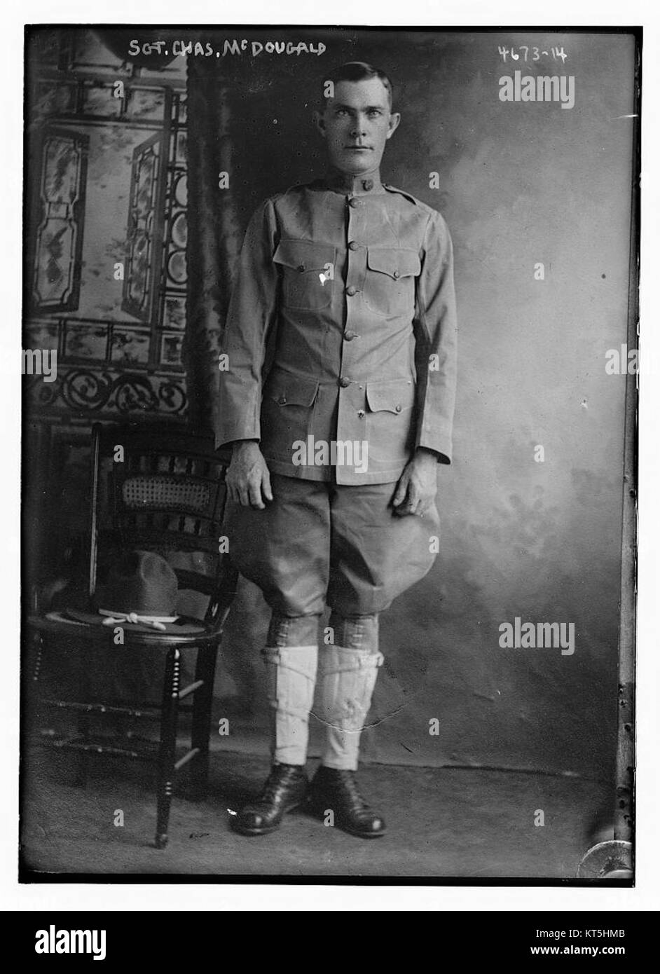 Una fotografia storica del sergente Charles McDougald, probabilmente scattata durante il suo servizio. L'immagine cattura la sua somiglianza in un contesto militare, riflettendo il suo ruolo e il suo tempo nelle forze armate. Foto Stock