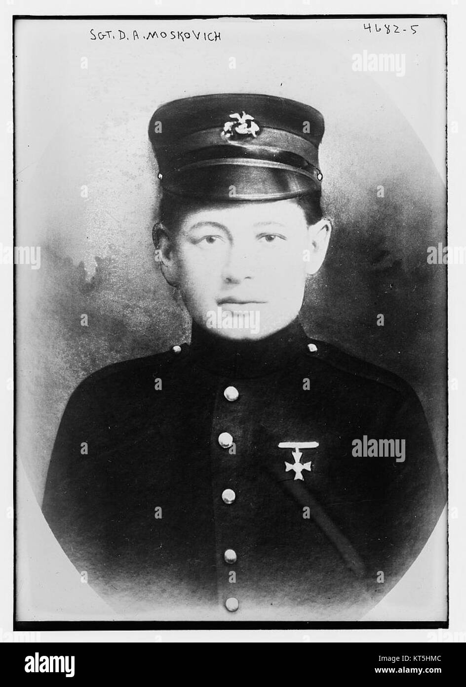 Fotografia del sergente D.A. Moskovich, un individuo in uniforme militare, catturato durante il servizio. Foto Stock