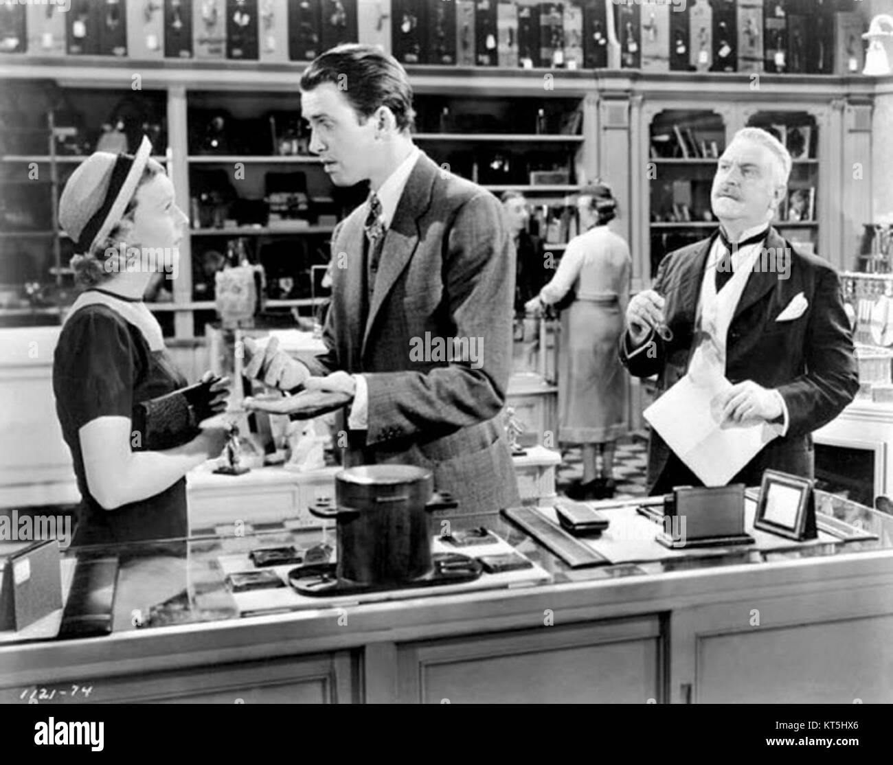 Shop-around-the-Corner è un film commedia romantica del 1940 con James Stewart e Margaret Sullavan. Esplora il tema del romanticismo anonimo attraverso lettere e connessioni personali in un piccolo negozio. Foto Stock