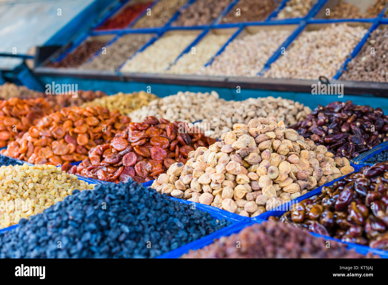 Frutta secca e spezie come anacardi, uvetta, chiodi di garofano, anice, ecc. sul display per la vendita in un bazar di SSL a Bishkek Kirghizistan. Foto Stock
