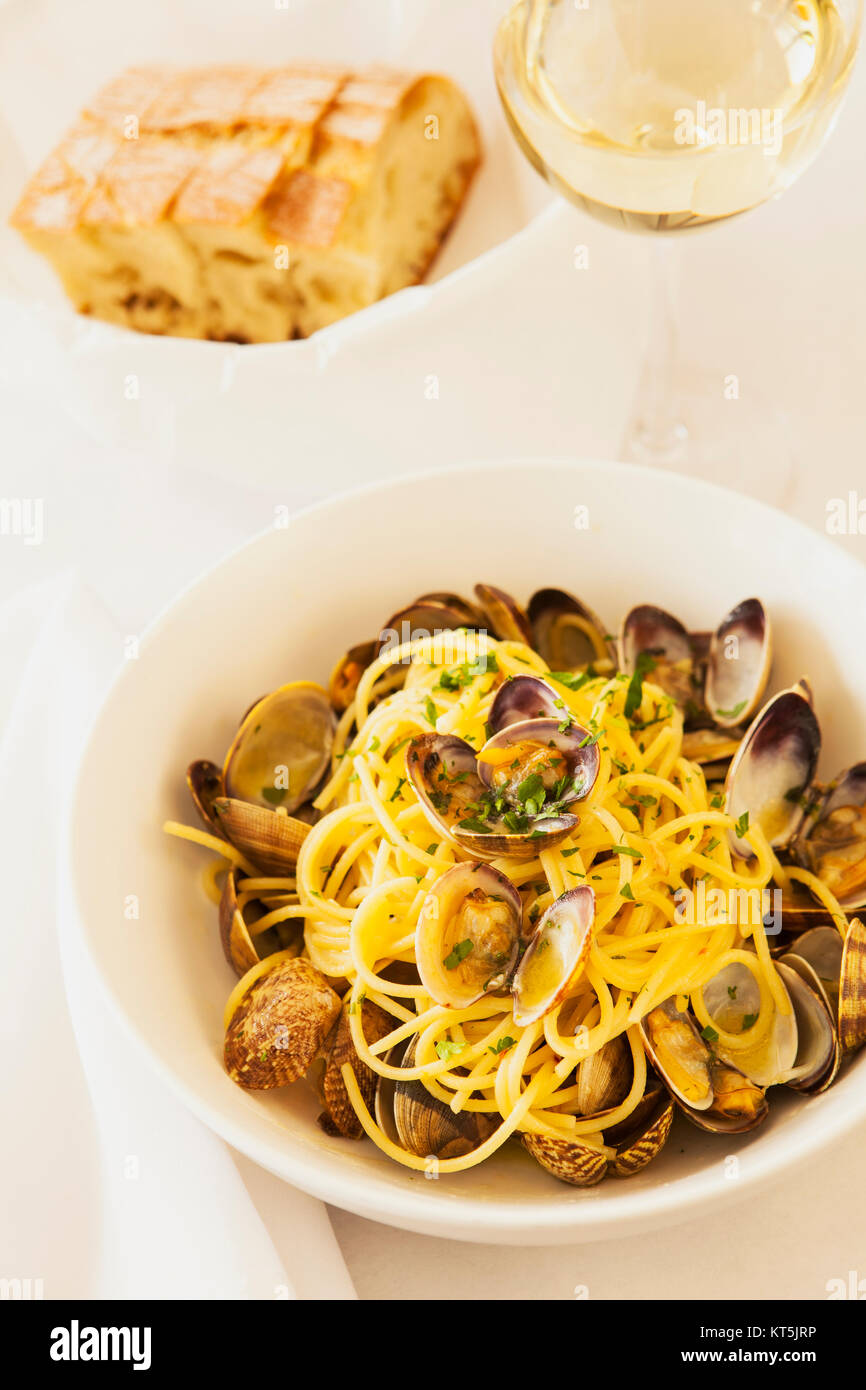Spaghetti al vino bianco vongole con il pane e con un bicchiere di chardonnay, Leonardo's Ristorante e Pizzeria, Solvang, California Foto Stock